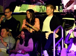 Pangeran Harry Terlihat Bosan saat Nonton Konser Beyonce Bareng Meghan Markle