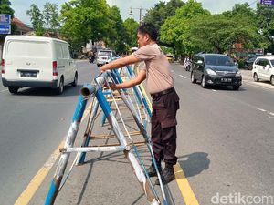 Arus Lalin di Jalan Jogja-Solo Klaten Mulai Surut, Barikade Median Dilepas Arus Lalin di Jalan Jogja-Solo Klaten Mulai Surut, Barikade Median Dilepas