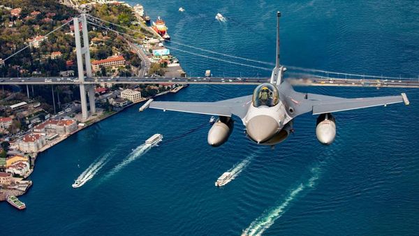 Aksi Pesawat Tempur Angkatan Udara Turki Bermanuver di Istanbul