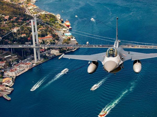 Aksi Pesawat Tempur Angkatan Udara Turki Bermanuver di Istanbul