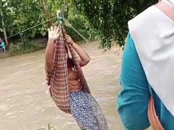 Momen Warga Enrekang Menantang Maut Seberangi Sungai Pakai Flying Fox Sarung