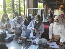 Pasca Jokowi Nyaris Makan Buah Berformalin, Restoran di Labuan Bajo Disidak