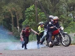 Saat Polisi Dorong Kendaraan Wisatawan yang Tak Kuat Nanjak di Sarangan