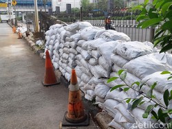 Libur Lebaran Berlalu, Got Jalan Pondok Indah Ini Belum Selesai