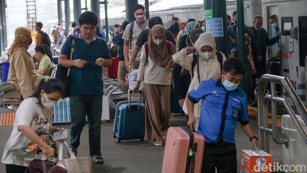 Puluhan Ribu Pemudik Via Kereta Tiba di Ibu Kota