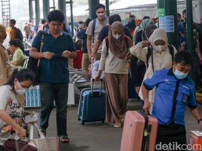 Puluhan Ribu Pemudik Via Kereta Tiba di Ibu Kota