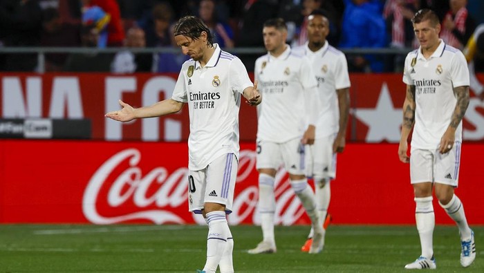 Real Madrids Luka Modric, left, reacts after Gironas Taty Castellanos scored his sides third goal during a Spanish La Liga soccer match between Girona and Real Madrid, at the Montilivi stadium in Girona, Spain, Tuesday, April 25, 2023. (AP Photo/Joan Monfort)