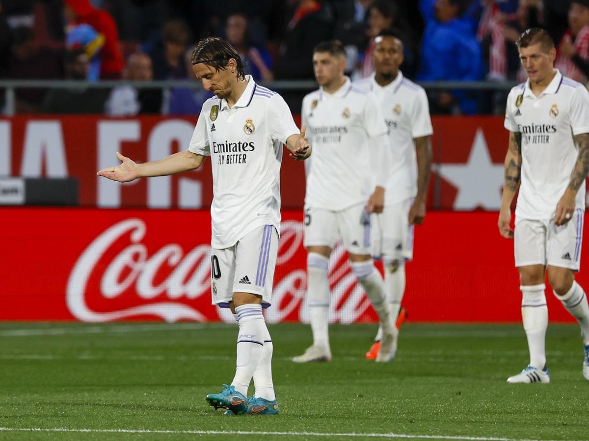 Luka Modric cedera paha. (Foto: AP/Joan Monfort)