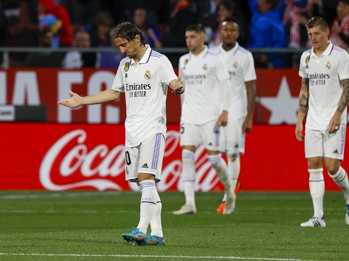 Real Madrids Luka Modric, left, reacts after Gironas Taty Castellanos scored his sides third goal during a Spanish La Liga soccer match between Girona and Real Madrid, at the Montilivi stadium in Girona, Spain, Tuesday, April 25, 2023. (AP Photo/Joan Monfort)