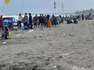 Duh! Pantai Pangandaran Dikotori Sampah Sisa Makanan Pengunjung