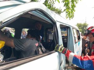 Angkot Tabrak Pohon di Rawamangun, 4 Orang Luka dan Mobil Ringsek