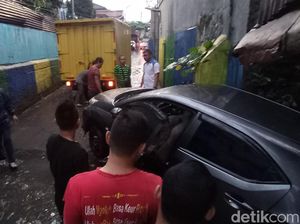 Banjir di Karasak Bandung, Mobil Terseret Arus-Terjebak di Selokan