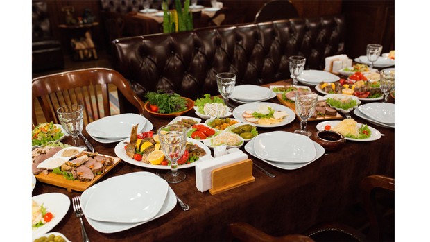 Sejumlah etika makan unik di restoran yang ada di berbagai negara/freepik/KamranAydinov Ilustrasi meja makan yang ada di sebuah restoran.