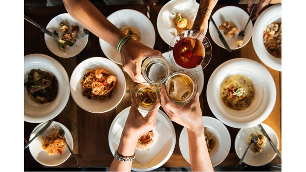 Ilustrasi menu yang tersedia di atas meja sebuah restoran.