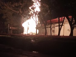 12 Jam Semburan Api Masih Membara di Rest Area Tol Cipali