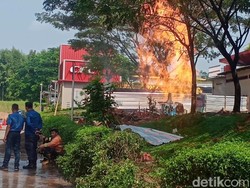 24 Jam Lebih Semburan Api di Rest Area Tol Cipali Belum Padam!