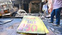 Sisa-sisa Kebakaran yang Hanguskan 20 Kios di New Delhi
