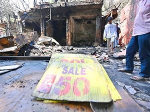 Sisa-sisa Kebakaran yang Hanguskan 20 Kios di New Delhi