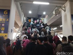 Libur Lebaran Selesai, Stasiun Manggarai Kembali Dipadati Penumpang