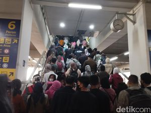 Libur Lebaran Selesai, Stasiun Manggarai Kembali Dipadati Penumpang