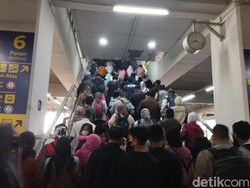 Libur Lebaran Selesai, Stasiun Manggarai Kembali Dipadati Penumpang