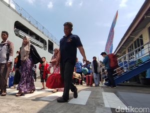 Girangnya Pemudik di Semarang Balik ke Jakarta Naik Kapal Perang Gratis Girangnya Pemudik di Semarang Balik ke Jakarta Naik Kapal Perang Gratis