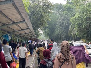 Banyaknya Perokok di Ragunan Bikin Pengunjung Ragunan Lain Terganggu! Banyaknya Perokok di Ragunan Bikin Pengunjung Ragunan Lain Terganggu!