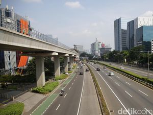 Suasana Tol Dalam Kota yang Lengang di Hari Pertama Masuk Kerja Suasana Tol Dalam Kota yang Lengang di Hari Pertama Masuk Kerja