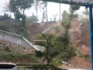 Longsor di Bandung Timbun 4 Mobil dan 20 Motor