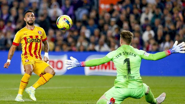BARCELONA, SPAIN - APRIL 10:  Girona FC Castellanos vies with Barcelona's German goalkeeper Marc-Andre ter Stegen during the match between FC Barcelona and Girona CF at the Camp Nou stadium in Barcelona on April10, 2023. (Photo by Adria Puig/Anadolu Agency via Getty Images)