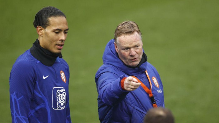 ZEIST - (lr) Virgil van Dijk of Holland, Holland coach Ronald Koeman during a training session of the Dutch national team at the KNVB Campus on March 20, 2023 in Zeist, Netherlands. The Dutch national team is preparing for the European Championship qualifying match against France. ANP MAURICE VAN STONE (Photo by ANP via Getty Images)