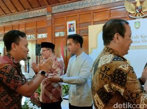 Gibran Pakai Baju Koko Warna Biru: Terinspirasi Mas Ibas Gibran Pakai Baju Koko Warna Biru: Terinspirasi Mas Ibas
