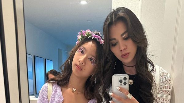 8 Gaya Stylish Adinda Bakrie & Anak Nonton Coachella, Dipuji Bak Kakak-Adik