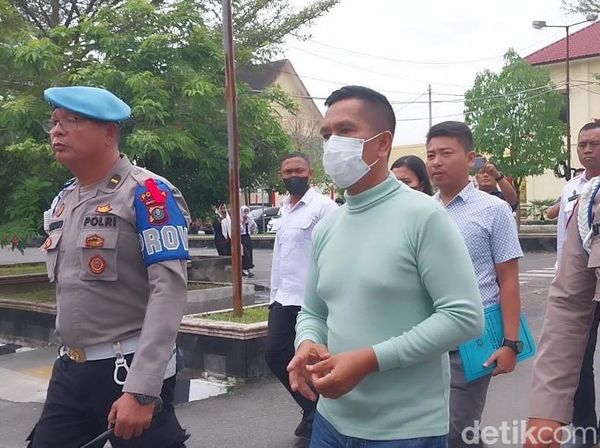 Potret AKBP Achiruddin yang Tak Diborgol saat Digiring ke Ruang Pemeriksaan