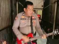 Viral Polisi Bergitar Nyanyi Lagu Dewa 19 Hibur Tahanan, Netizen Apresiasi