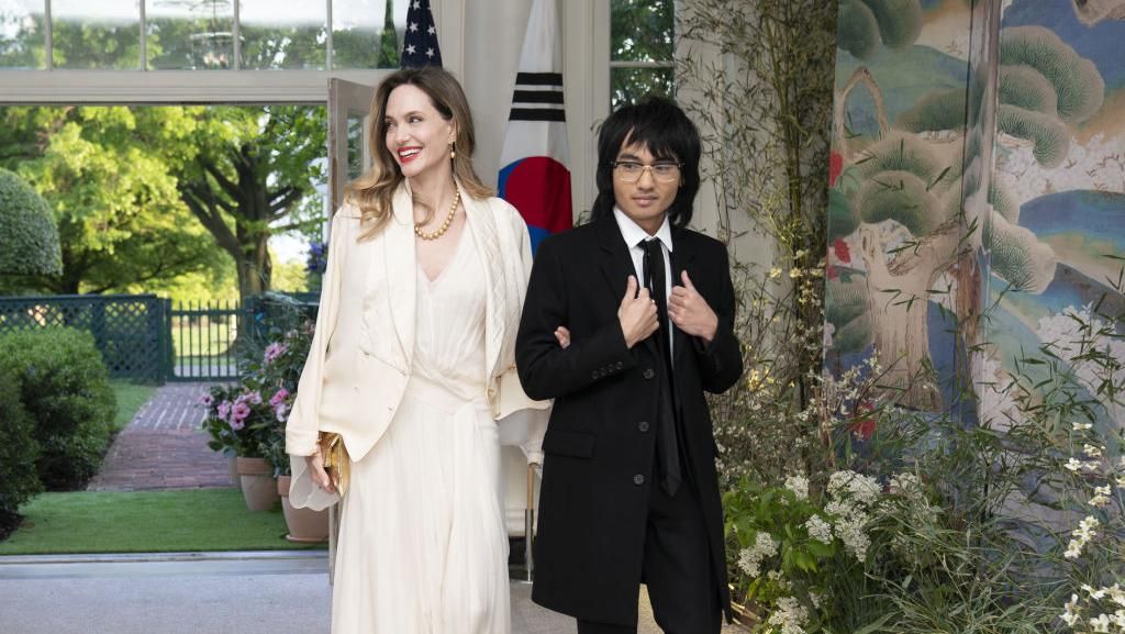7 Momen Langka Maddox, Putra Jolie-Pitt yang Telah Dewasa Muncul ke Publik 7 Momen Langka Maddox, Putra Jolie-Pitt yang Telah Dewasa Muncul ke Publik