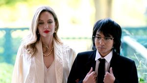 Gaya Anggun Angelina Jolie Ajak Anak Bertemu Joe Biden