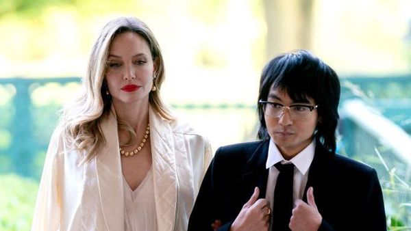 Gaya Anggun Angelina Jolie Ajak Anak Bertemu Joe Biden
