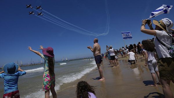Antusias Warga Nonton Atraksi Aerobatik HUT Israel ke-75