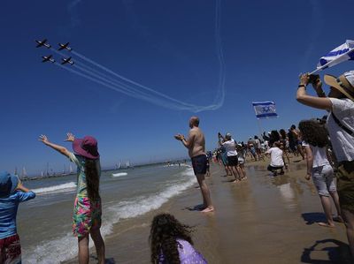 Antusias Warga Nonton Atraksi Aerobatik HUT Israel ke-75