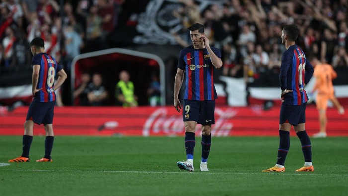 Barcelonas Polish forward Robert Lewandowski (C) and teammates react during the Spanish league football match between Rayo Vallecano de Madrid and FC Barcelona at the Vallecas stadium in Madrid on April 26, 2023. (Photo by Pierre-Philippe MARCOU / AFP) (Photo by PIERRE-PHILIPPE MARCOU/AFP via Getty Images)