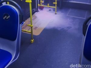 Bus TransJ Jalur 13 Tetiba Berasap, Penumpang Panik dan Turun di Flyover Bus TransJ Jalur 13 Tetiba Berasap, Penumpang Panik dan Turun di Flyover