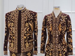 Tri Suaka-Nabila Pakai Busana Beludru Merah Marun saat Resepsi, Ini Maknanya