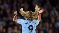 Aksi Haaland menggerai rambut ini jadi perhatian tersendiri. Foto: Getty Images/Catherine Ivill