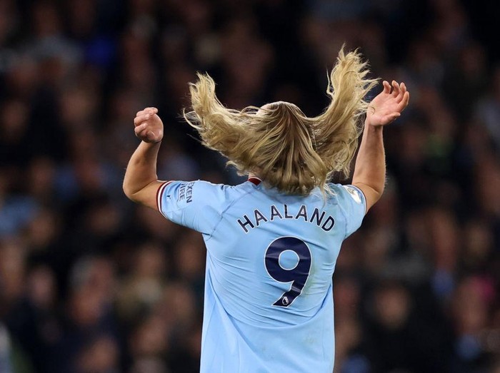 MANCHESTER, ENGLAND - APRIL 26: Erling Haaland of Manchester City adjusts his hair after taking it out of a pony tail during the Premier League match between Manchester City and Arsenal FC at Etihad Stadium on April 26, 2023 in Manchester, England. (Photo by Catherine Ivill/Getty Images)