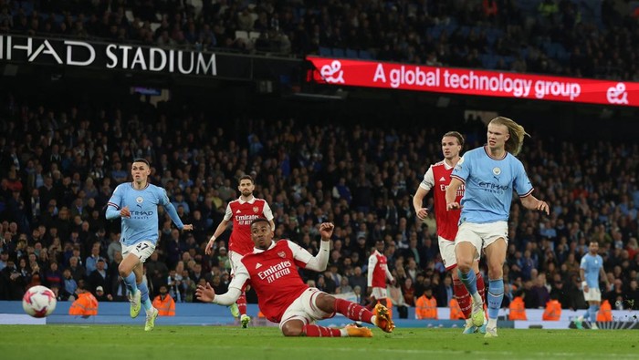 Soccer Football - Premier League - Manchester City v Arsenal - Etihad Stadium, Manchester, Britain - April 26, 2023 Manchester Citys Erling Braut Haaland scores their fourth goal REUTERS/Phil Noble EDITORIAL USE ONLY. No use with unauthorized audio, video, data, fixture lists, club/league logos or live services. Online in-match use limited to 75 images, no video emulation. No use in betting, games or single club /league/player publications.  Please contact your account representative for further details.