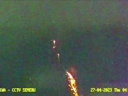 Gunung Semeru Muntahkan Lava Pijar Sejauh 2 Km ke Besuk Kobokan