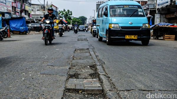 Hati-hati! Jalan di Kebayoran Lama Ini Rusak