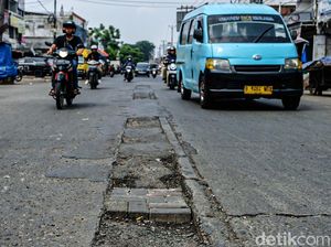 Hati-hati! Jalan di Kebayoran Lama Ini Rusak