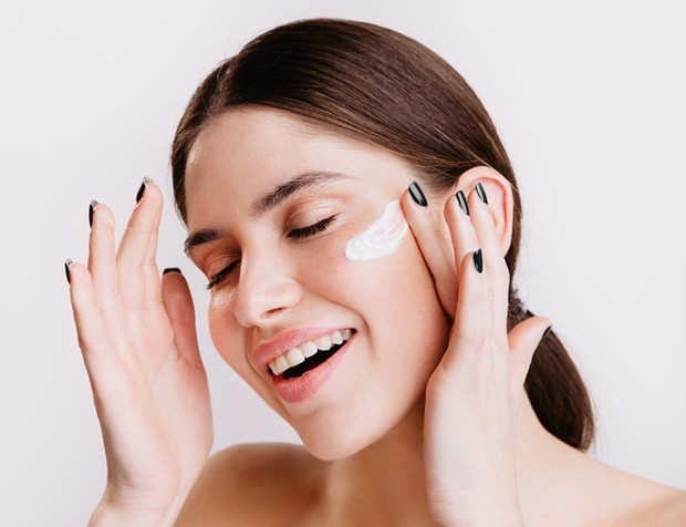 Ilustrasi mengaplikasikan primer/Foto: freepik.com